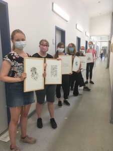 Druckgrafik im Flur_Masken