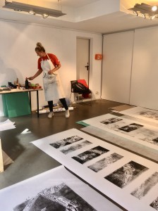 Der Herstellungsprozess konnte nur von der Straße aus durch das Schaufenster beobachtet werden