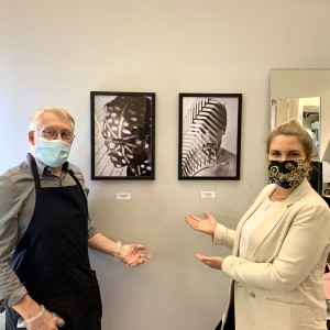 Gunnar Köhne und Bente Ziegenbeinmit den neuen Arbeiten für die Galerie im Friseursalon. Foto:K.Prtersen